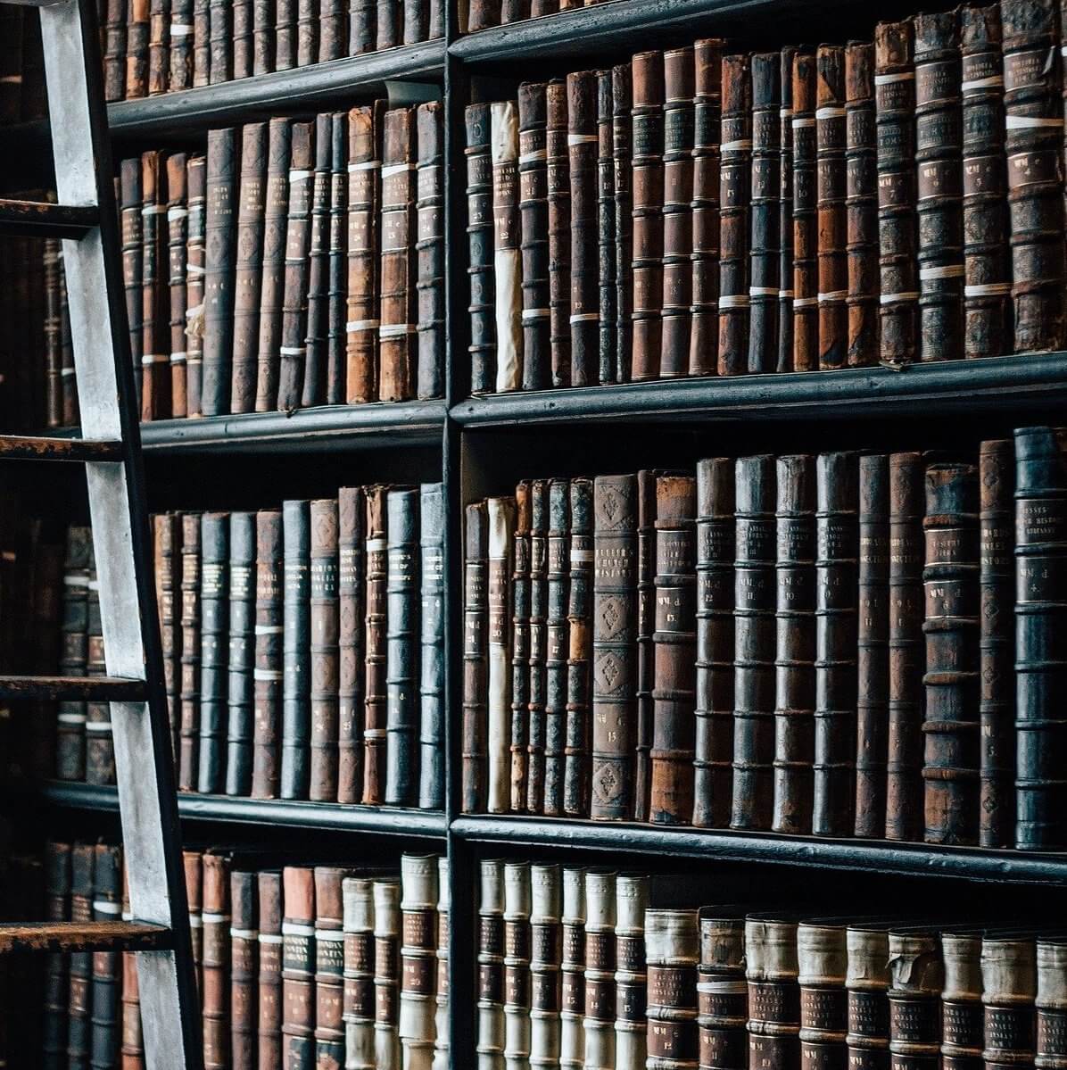 étagère de livres anciens